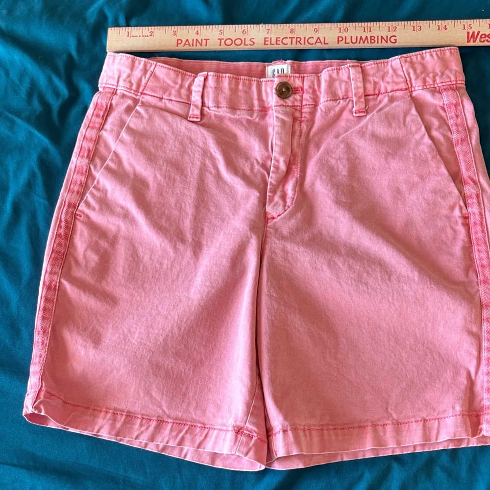 GAP girlfriend chino short, size 2